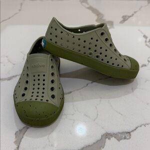 Native Jefferson Bloom Shoes in Olive Green Size C6